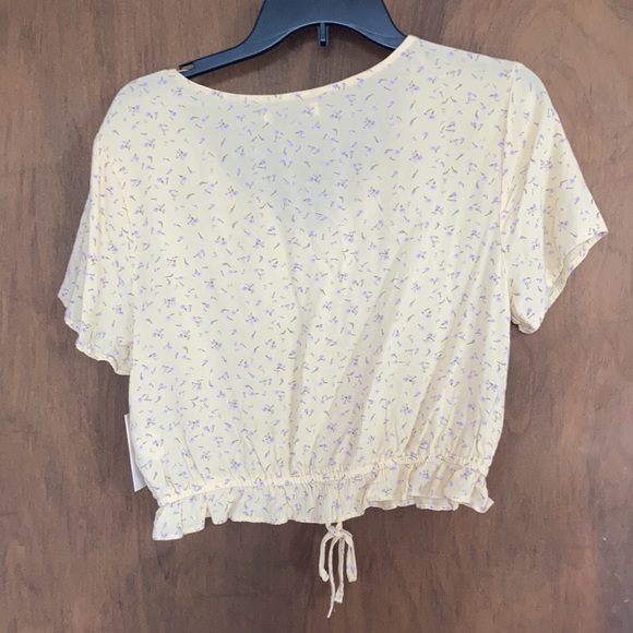 Relisted So yellow with floral print cinch front top size L - Picture 14 of 17